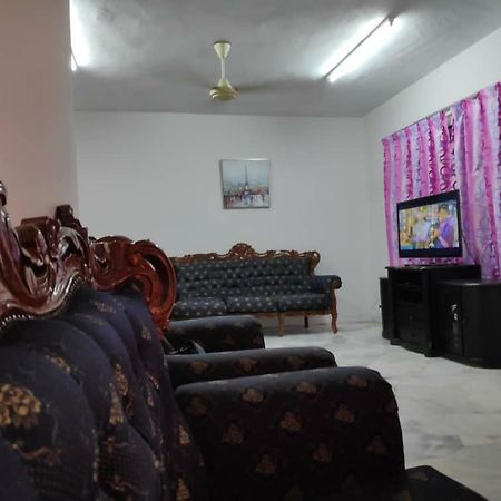 Homestay Pd Петалинг Джая Екстериор снимка