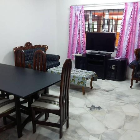 Homestay Pd Петалинг Джая Екстериор снимка