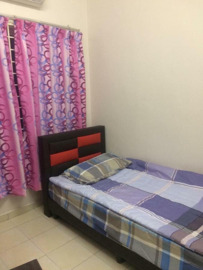 Homestay Pd Петалинг Джая Екстериор снимка