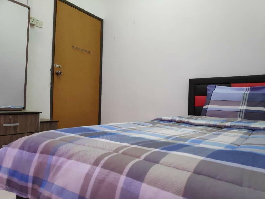 Homestay Pd Петалинг Джая Екстериор снимка