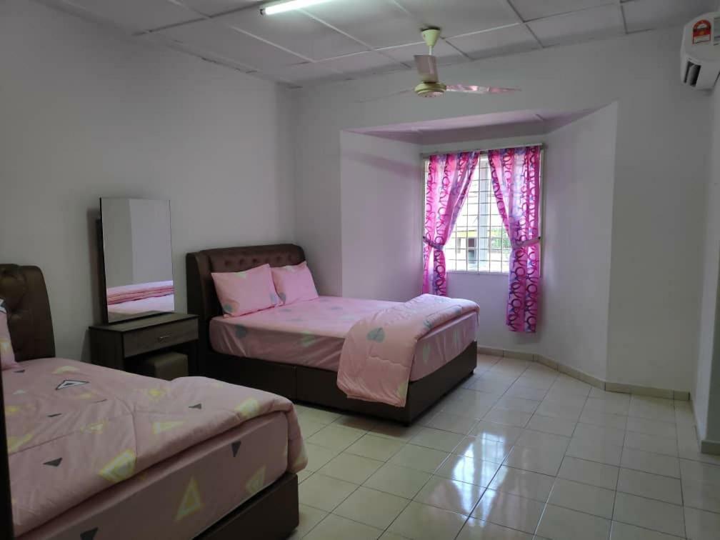 Homestay Pd Петалинг Джая Екстериор снимка