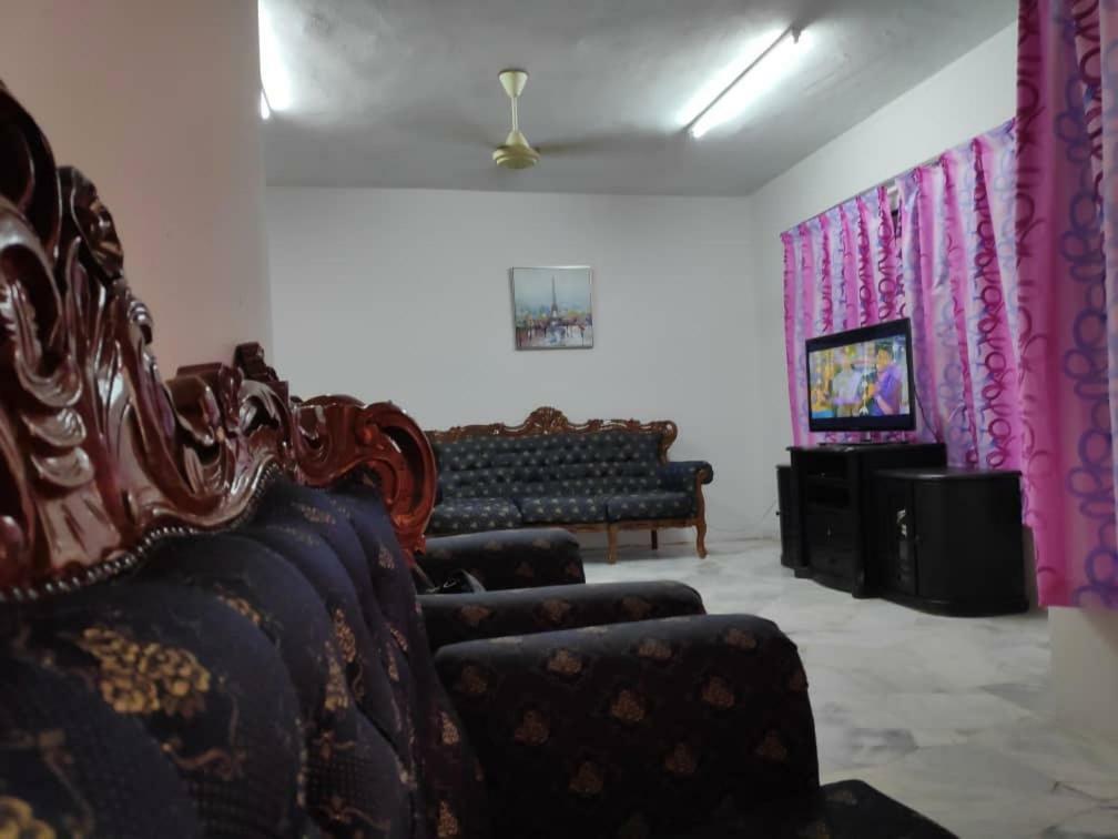 Homestay Pd Петалинг Джая Екстериор снимка