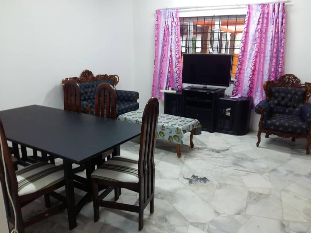 Homestay Pd Петалинг Джая Екстериор снимка