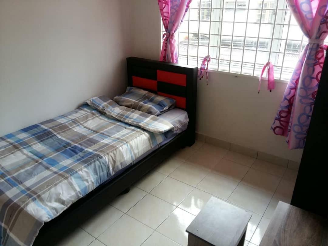 Homestay Pd Петалинг Джая Екстериор снимка